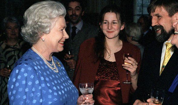 Queen Elizabeth at a royal dinner | Image: Pinterest