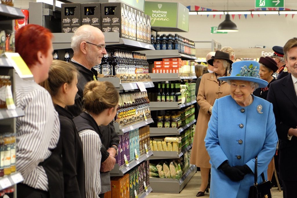 The Queen at a department store | Image: Pinterest