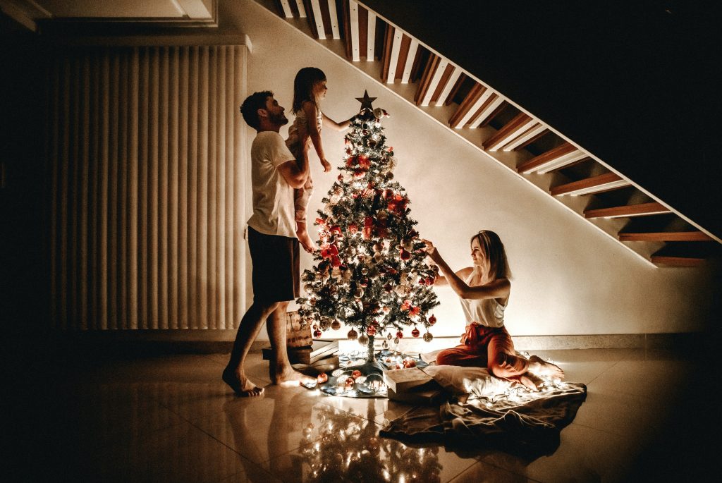 A family around a Christmas tree | mage: Unsplash