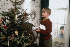 Macaulay Culkin as Kevin on "Home Alone" 1990 | Image: Pinterest
