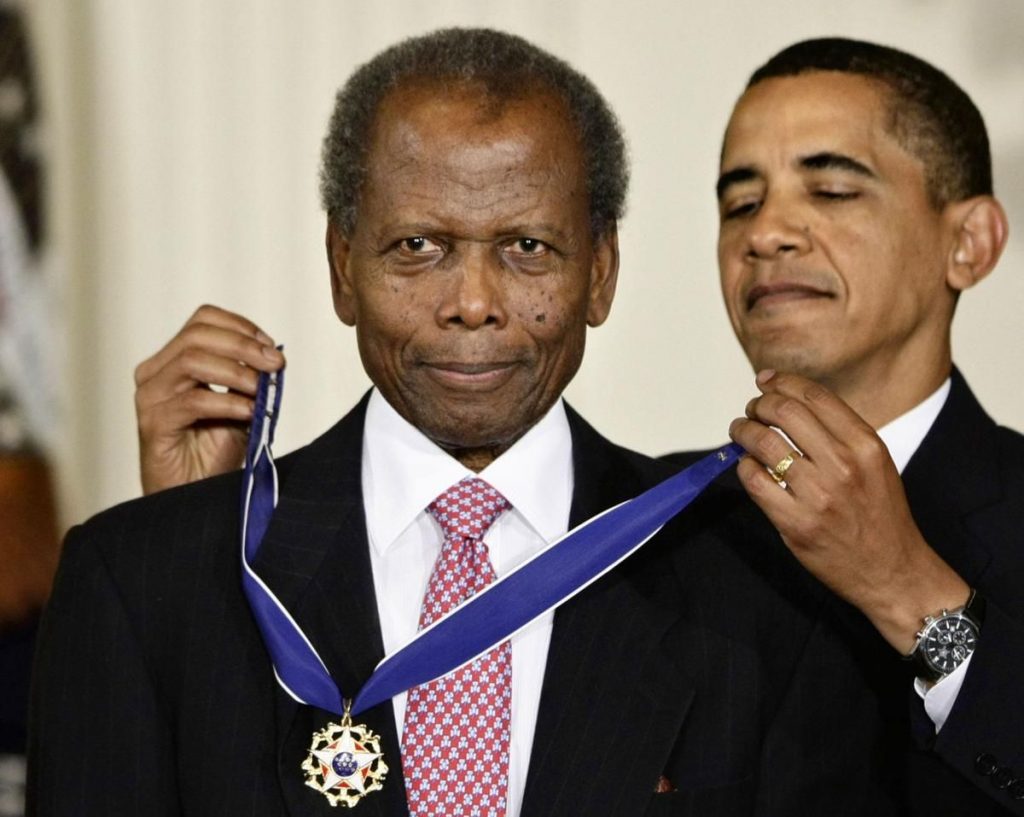 Sidney Pootier receives the Presidential Medal of Freedom from Barack Obama | Image: Pinterest
