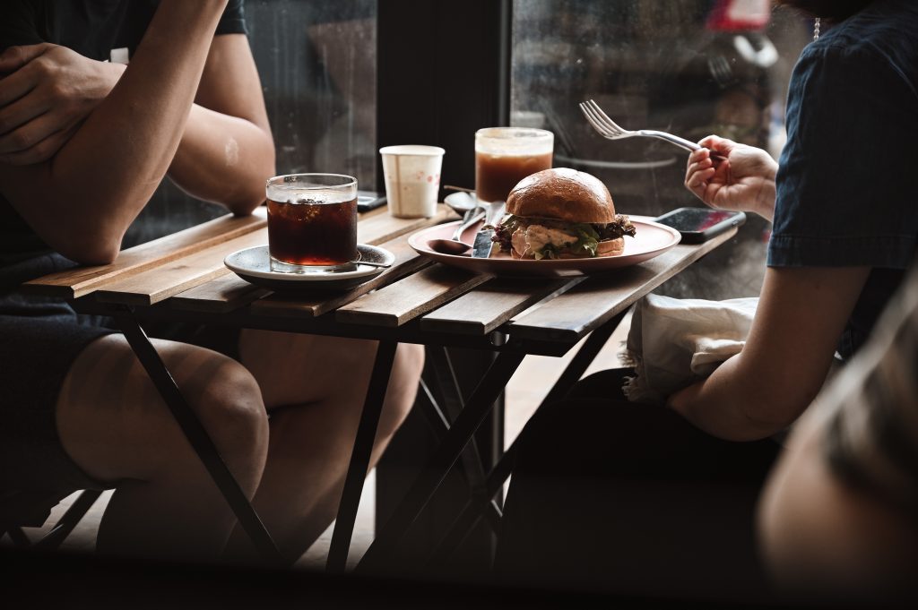 A couple dinning at a restaurant | Image : Unsplash