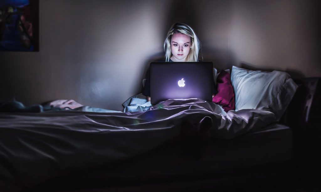 A woman staying up late | Image: Umsplash