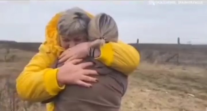 Ukrainian mom embraces kind stranger who helped her kids cross the border | Image: Twitter/GoodNewsCorrespondent