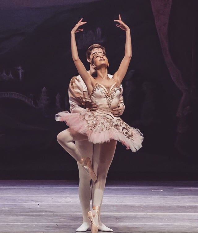 Hailey Baldwin dancing ballet | Image: Pinterest