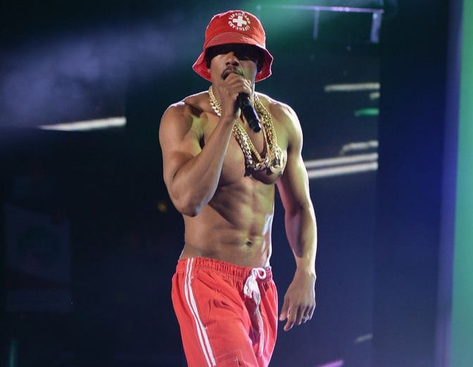 Nick Cannon sings on stage | Image: Pinterest