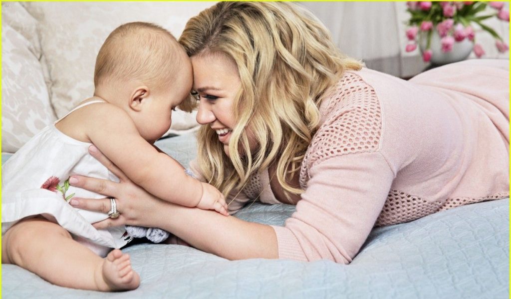 Kelly Clarkson's son Remy as a baby with his mom| Image: Pinterest