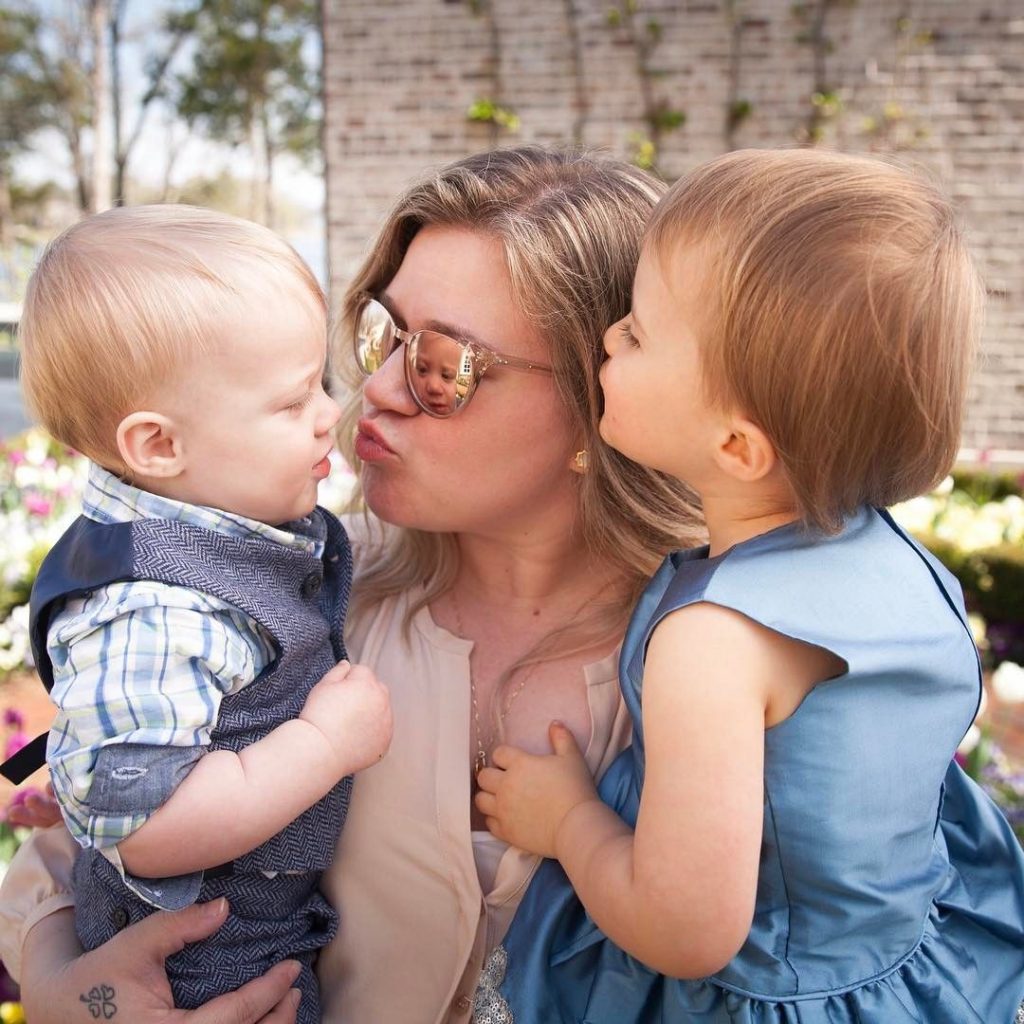 Kelly Clarkson and her kids | Image: Pinterest