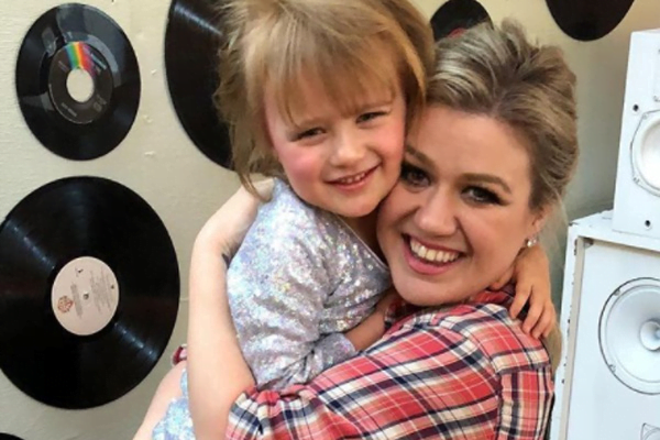 Kelly Clarkson and River Rose | Image: Pinterest