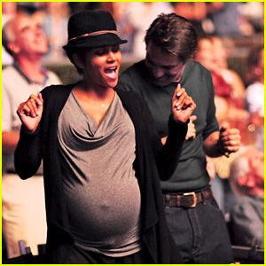 Halle Berry dances at a concert while pregnant | Image: Pinterest