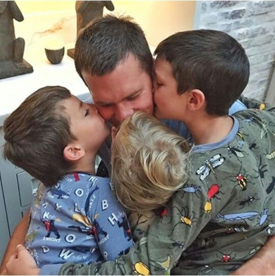Tom Brady with his three kids | Imahe: Pinterest