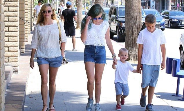 Reese Witherspoon and her kids stroll on the streets in matching casual outfits | Image: Pinterest