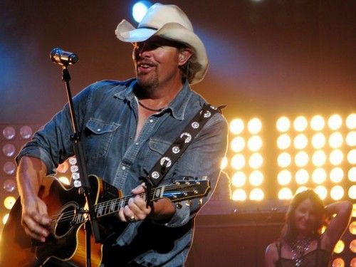 Toby Keith on stage | Image: Pinterest