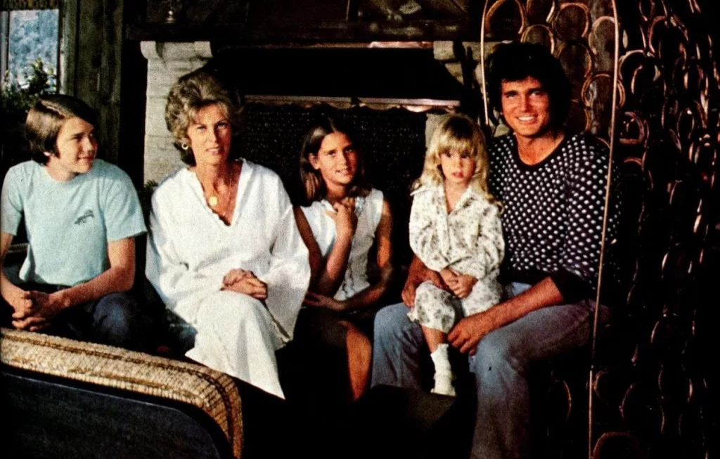 Michael, Marjorie Lynn Noe and their children | Image: Pinterest﻿
