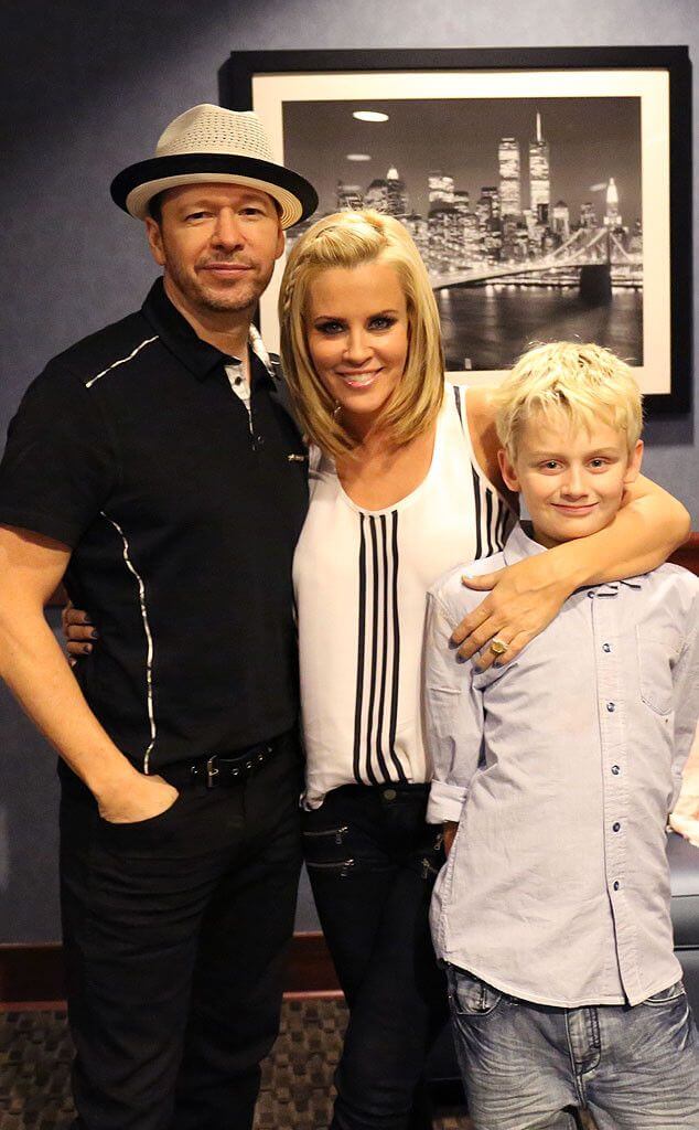 Donnie Wahlberg posing with Jenny McCarthy 