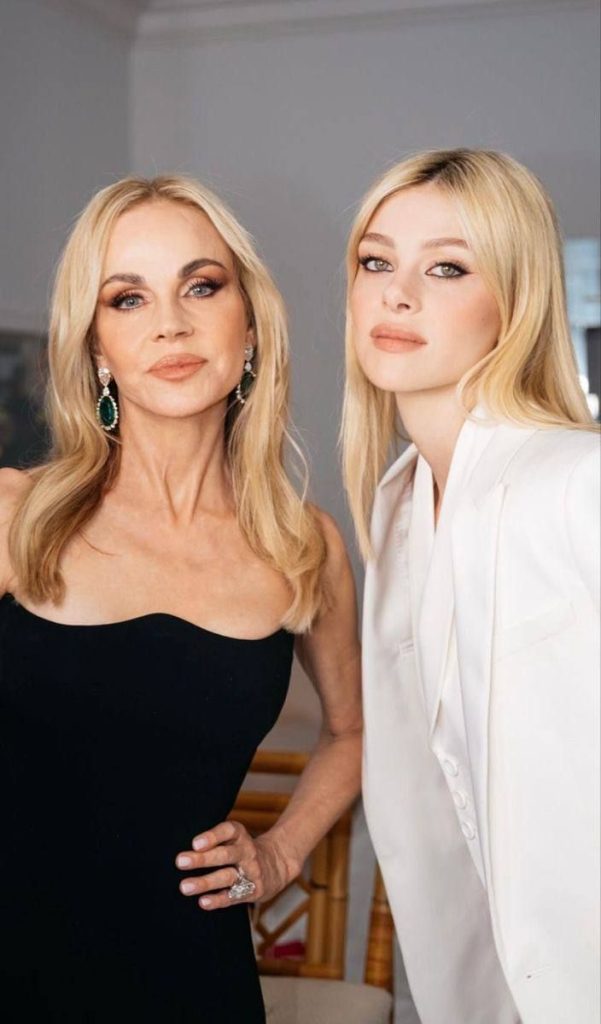 A picture of Claudia Heffner Peltz and her daughter