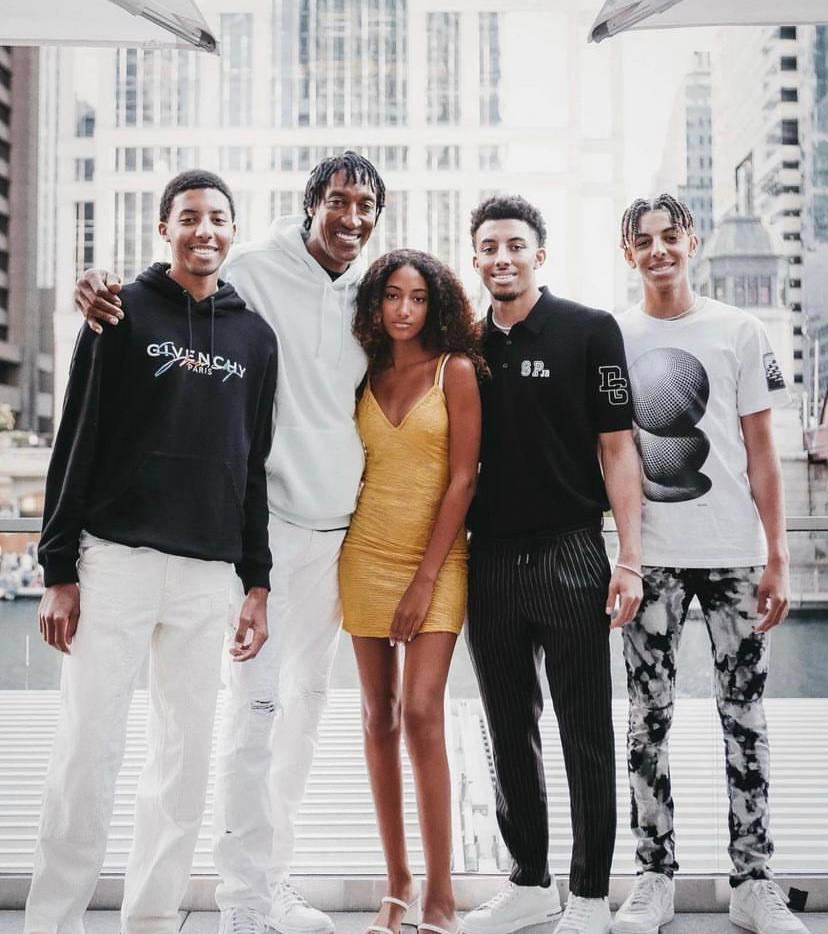A picture of Justin Pippen with his siblings and his siblings