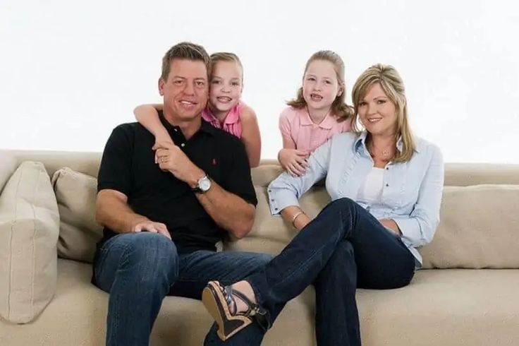 Rhonda Worthey and Troy Aikman posing with their kids 