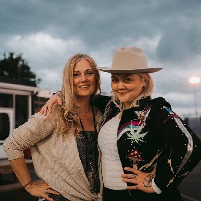 A picture of London King and Elle King.