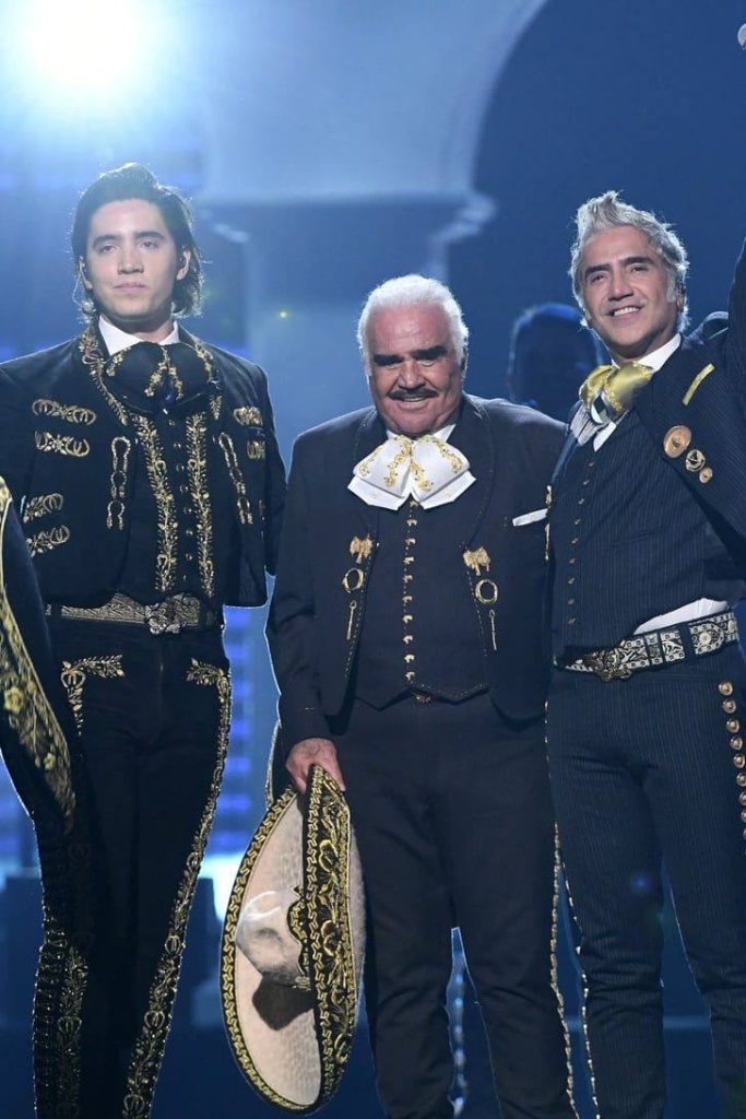 A picture of Vicente Fernández  with his son and grandson. 