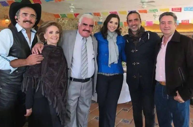 A picture of Alejandra Fernández with her adoptive parents and siblings.