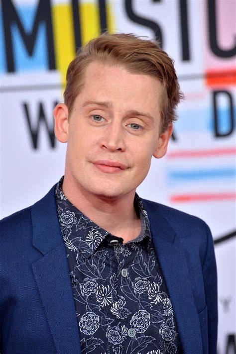 A picture of Macaulay Culkin, one of the Home Alone 2 cast members. 