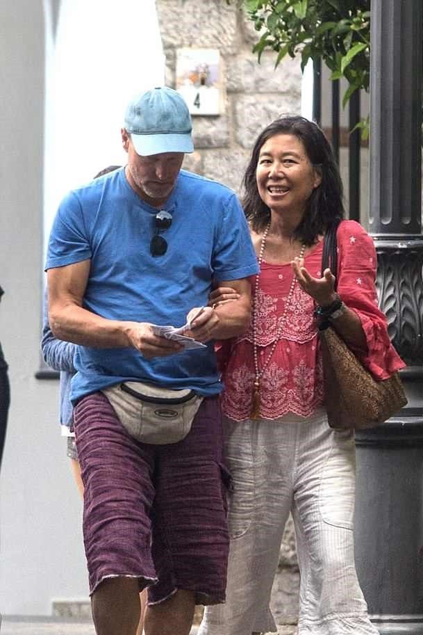 Woody Harrelson with his wife 