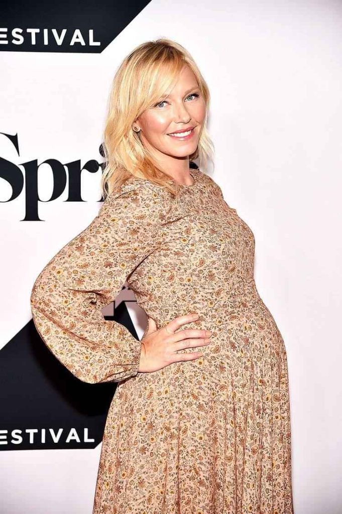 A picture of Ludo Faulborn's mom showing off her growing baby bump. 