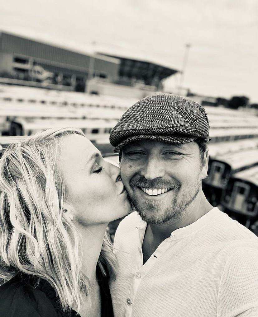 A picture of Kelli Giddish and her husband. 