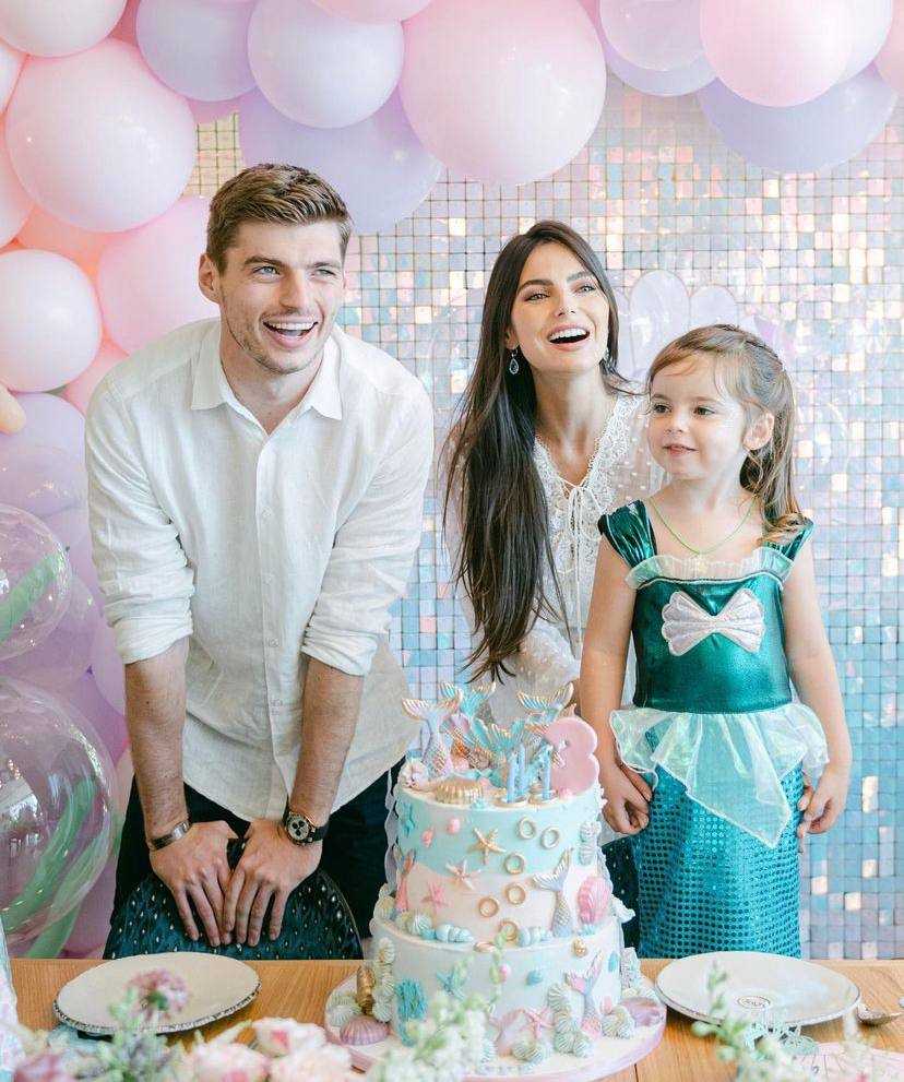 A picture of Kelly Piquet, her daughter, and Max Verstappen.