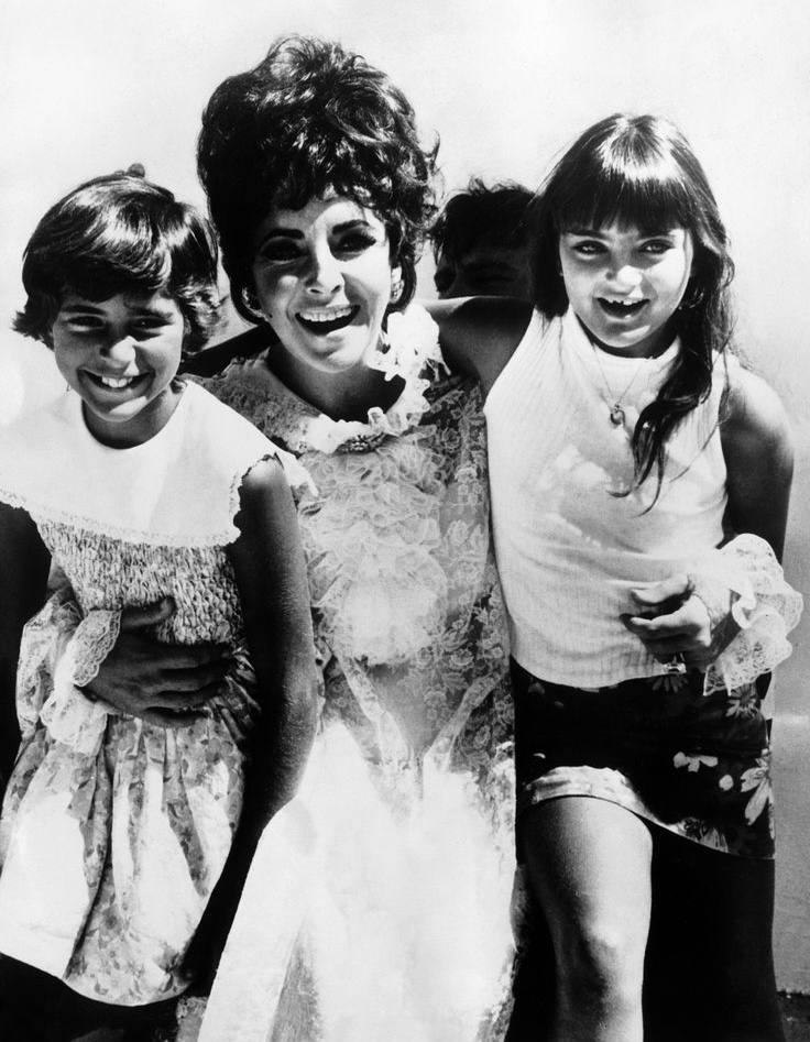 A picture of Elizabeth Taylor and her daughters.