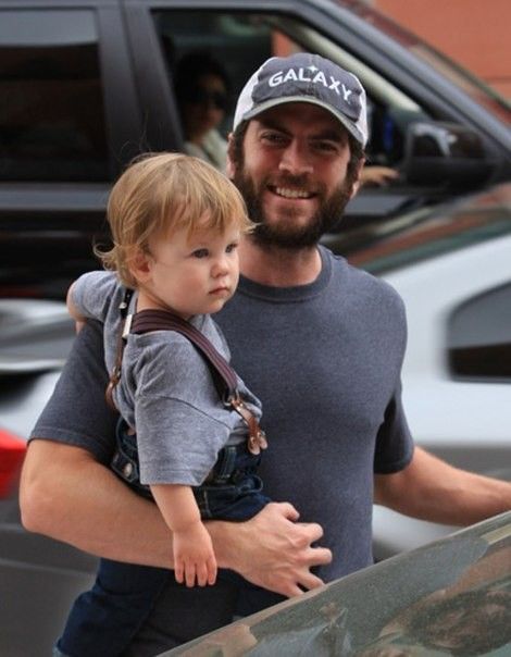 Wes Bentley with one of his kids 