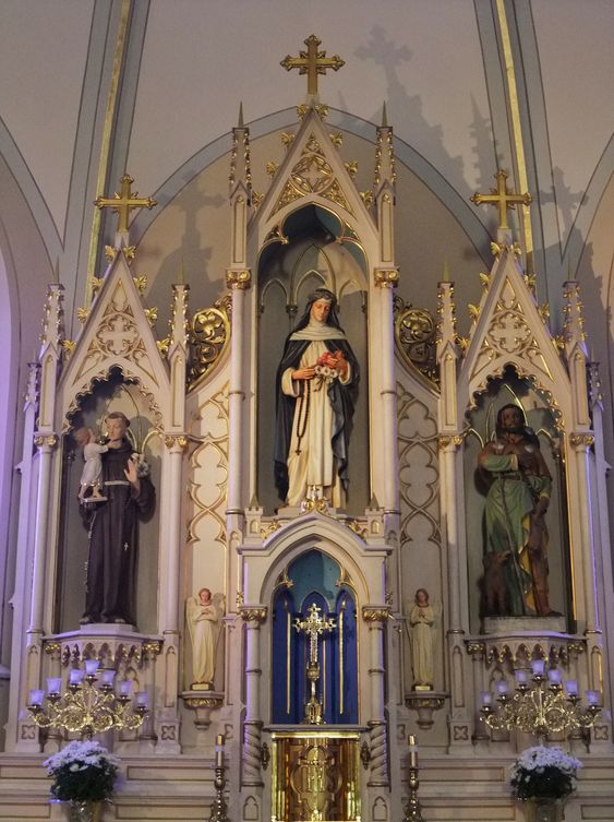 A picture of a catholic altar