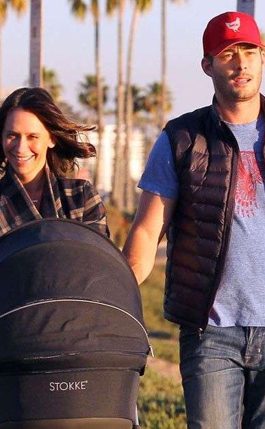 Jennifer Hewitt with her husband Brian and one of their kids 