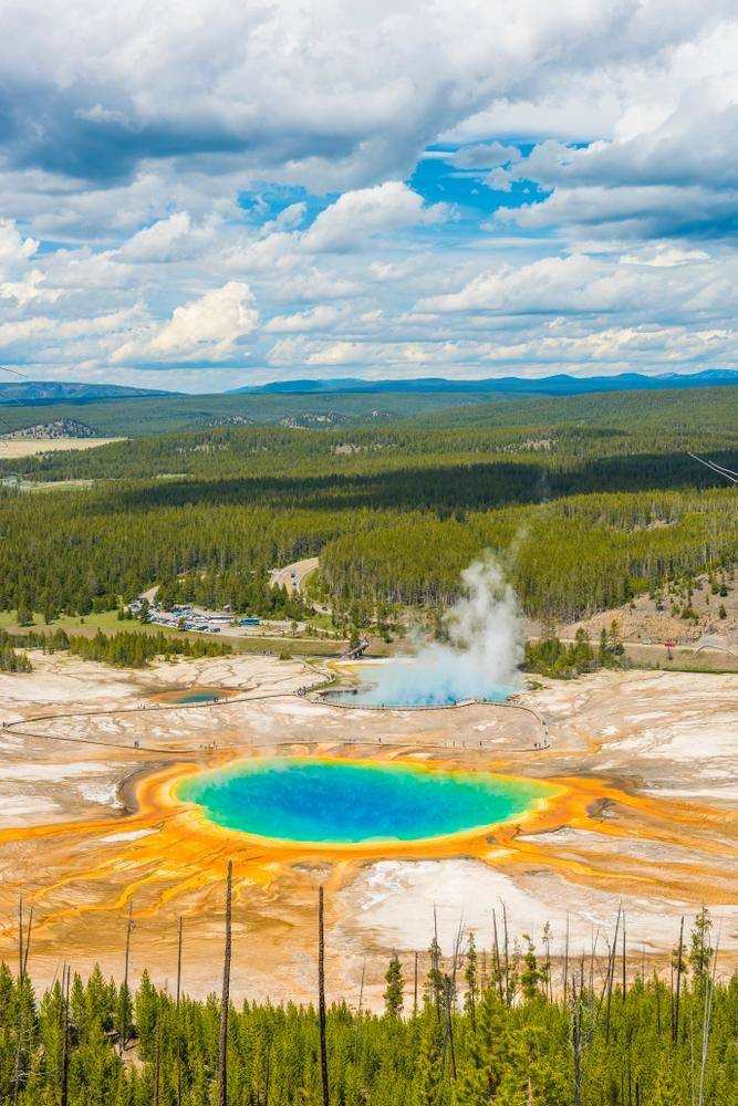 A picture of Wyoming's Yellowstone Park