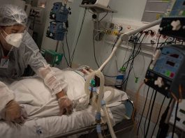 ICU personnel taking care of a COVID-19 patient