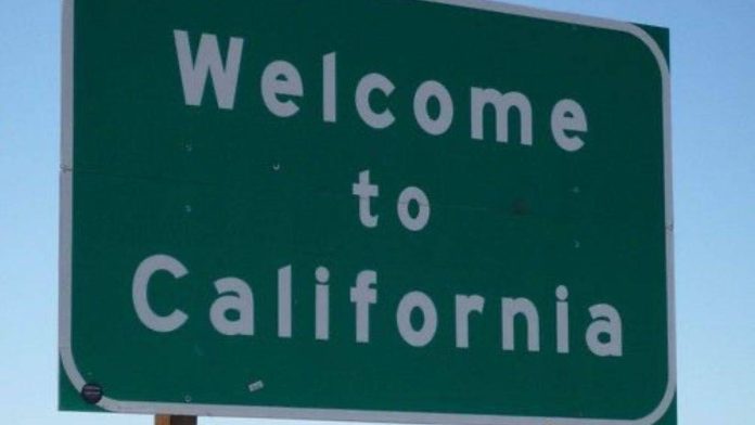 A ‘Welcome to California’ road sign