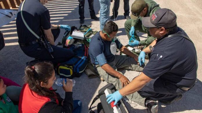 U.S. Border Patrol agents render medical aid to migrants