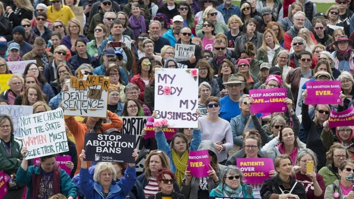 Three thousand people protesting abortion ban