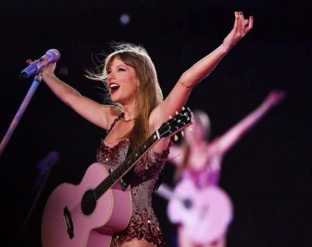 Taylor Swift Performing