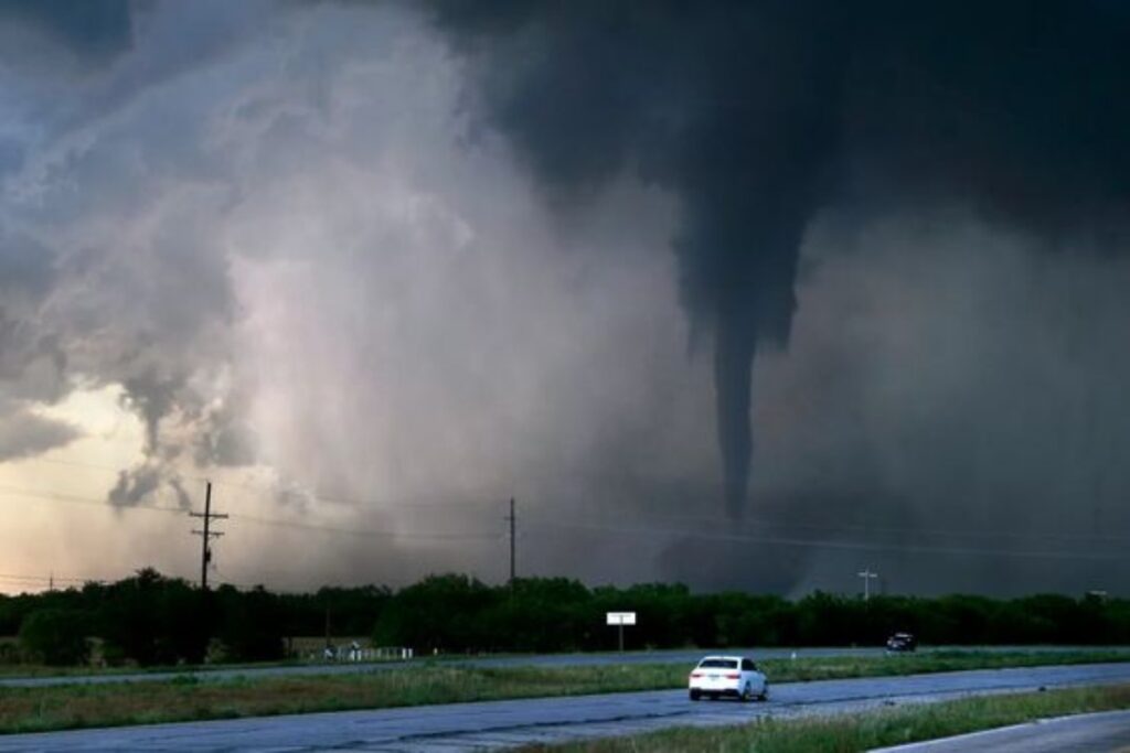 A picture of a tornado.