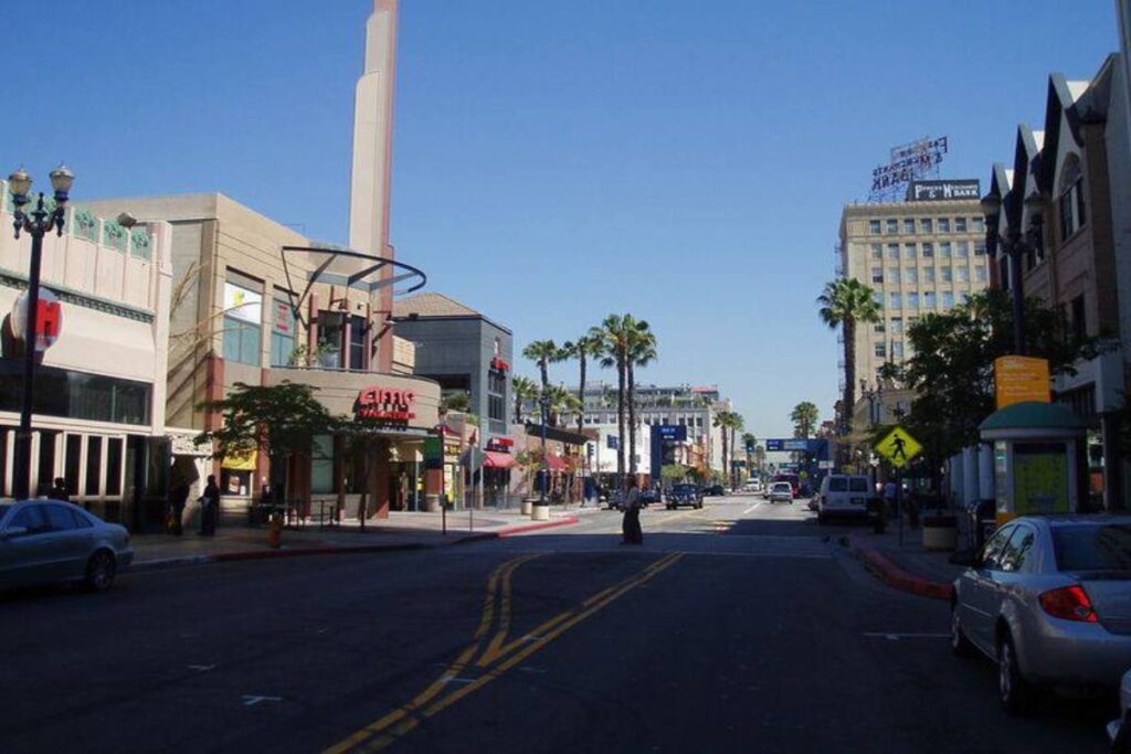 A picture of a long beach neighborhood