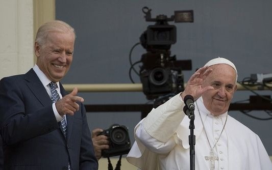 Pope Francis and Joe Biden standing next to eachother smiling