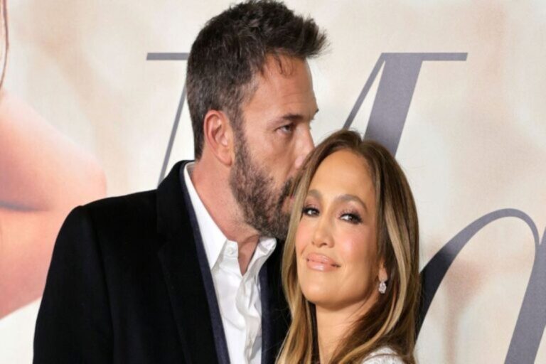 Jennifer Lopez and Ben Affleck Share a Kiss Amid Divorce Rumors