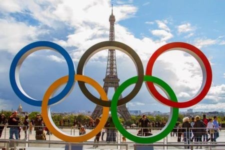 A picture of the Olympic logo and the Eiffel tower