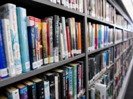 A picture of a library bookshelf