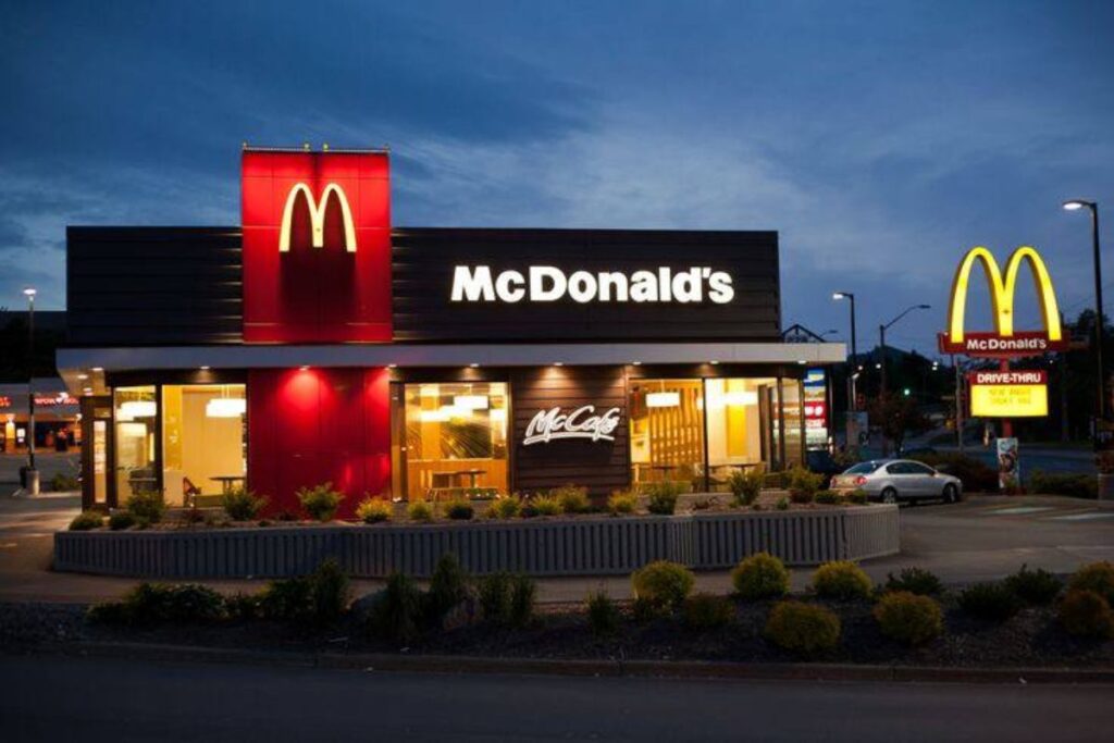 A picture of McDonald's fast food restaurant