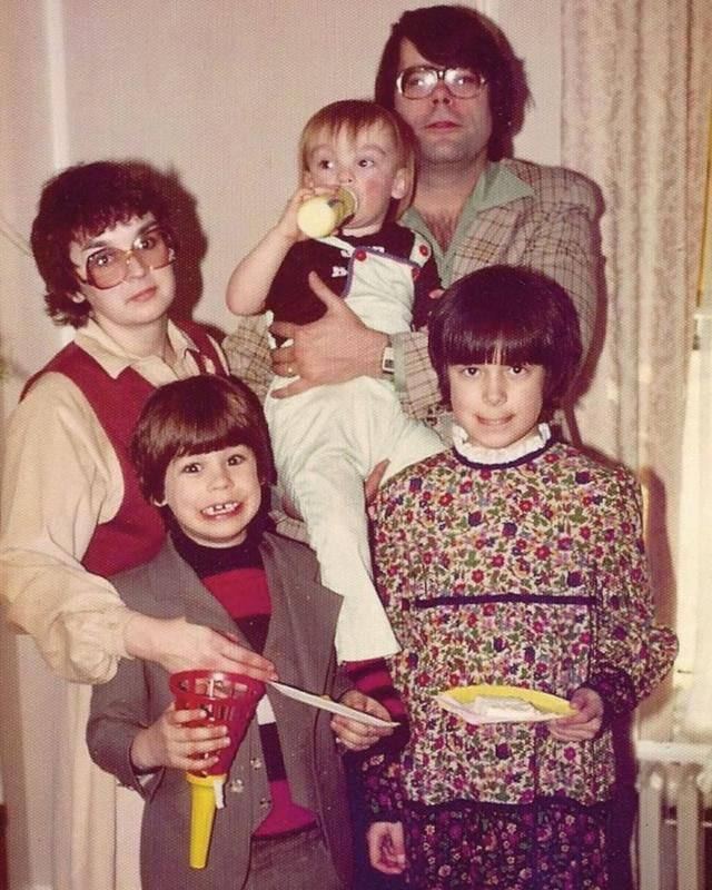 A picture of Stephen King and his family