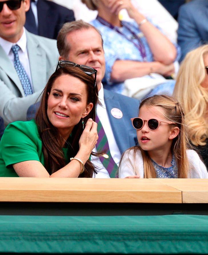 A picture of Kate Middleton and her daughter