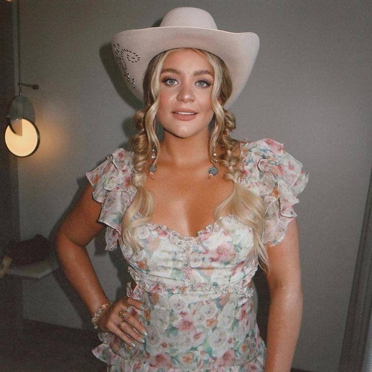 A picture of Lauren Alaina